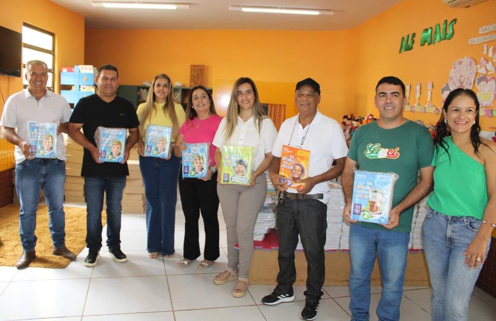 A Prefeitura de Ouvidor, através da Secretaria de Educação, realizou nesta quinta-feira a entrega dos kits de material escolar.