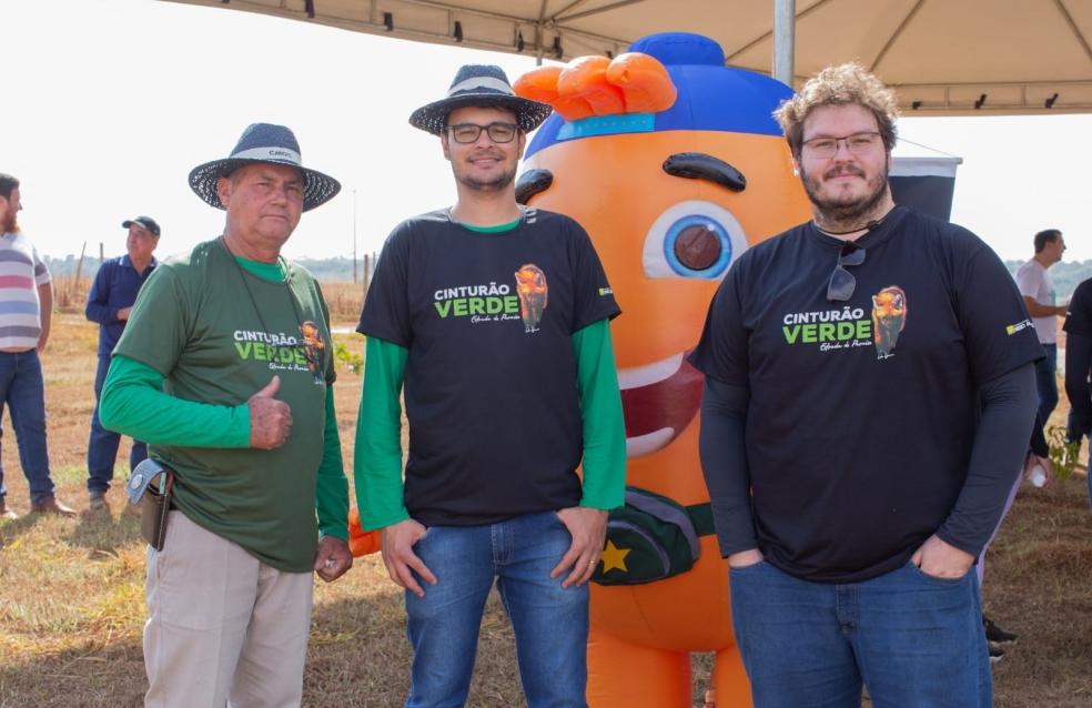 Plantio de mudas a margem da estrada vicinal Estrada do Paraíso, do Projeto Cinturão Verde – Estrada do Paraíso.