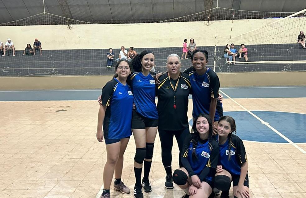 Esporte – O projeto "Vôlei em Ação" realiza finais do torneio interno.