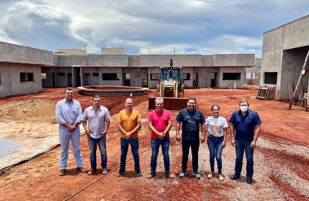 Prefeito e Vice-Prefeito de Ouvidor acompanham de perto o andamento da construção do novo Centro de Educação Infantil no Jd. América.