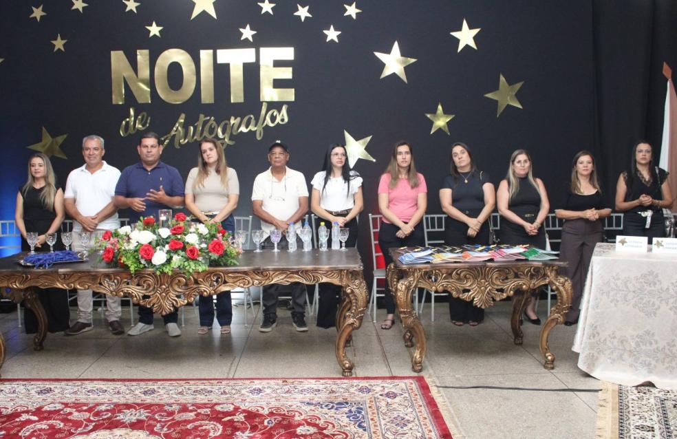 Noite de Autógrafos dos Alunos do Terceiro Ano da Escola Municipal Professora Ediene da Silva Dias.