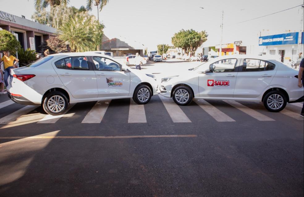 A prefeitura de Ouvidor entregou 2 novos veículos para atender a Saúde do município com investimento de R$ 196 mil.