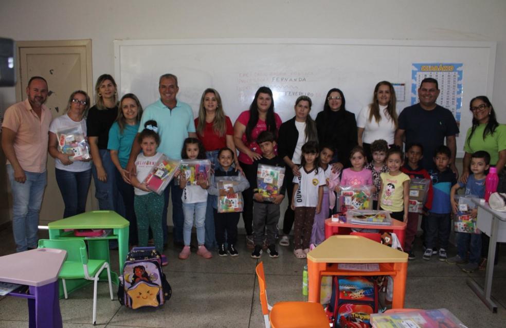 Alunos da EMEF Dácio Amorim Fonseca receberem os kits de material escolar