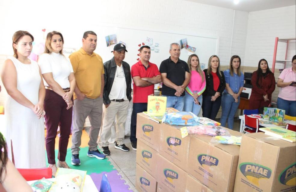 Secretaria de educação de Ouvidor adquire livros de literatura infantil, e faz entrega na Escola Municipal Dácio Amorim Fonseca.