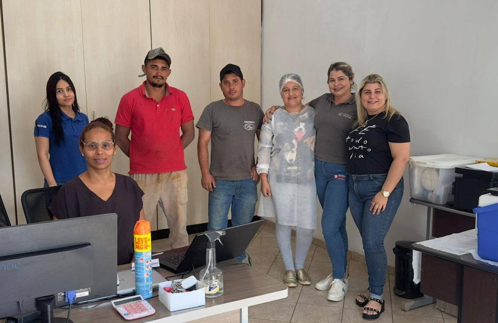 Secretaria de saúde de Ouvidor realiza vacinação em empresas.