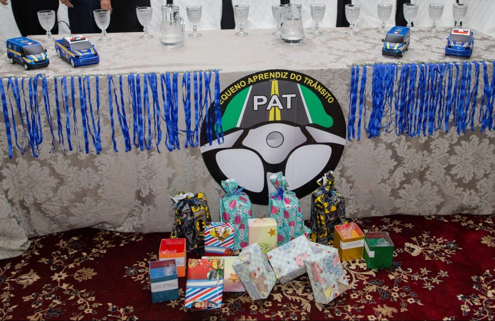 Educação no trânsito – PRF realiza formatura dos alunos da rede de ensino de Ouvidor no Projeto Educar - PAT.