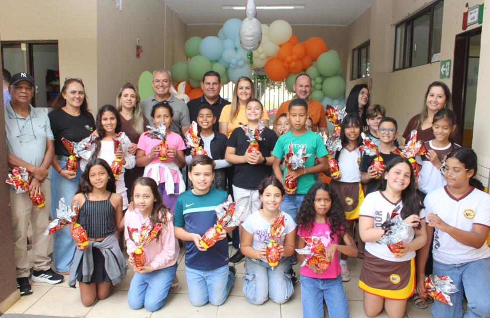 Prefeitura de Ouvidor leva alegria e solidariedade aos alunos com entrega de mais de mil ovos de Páscoa