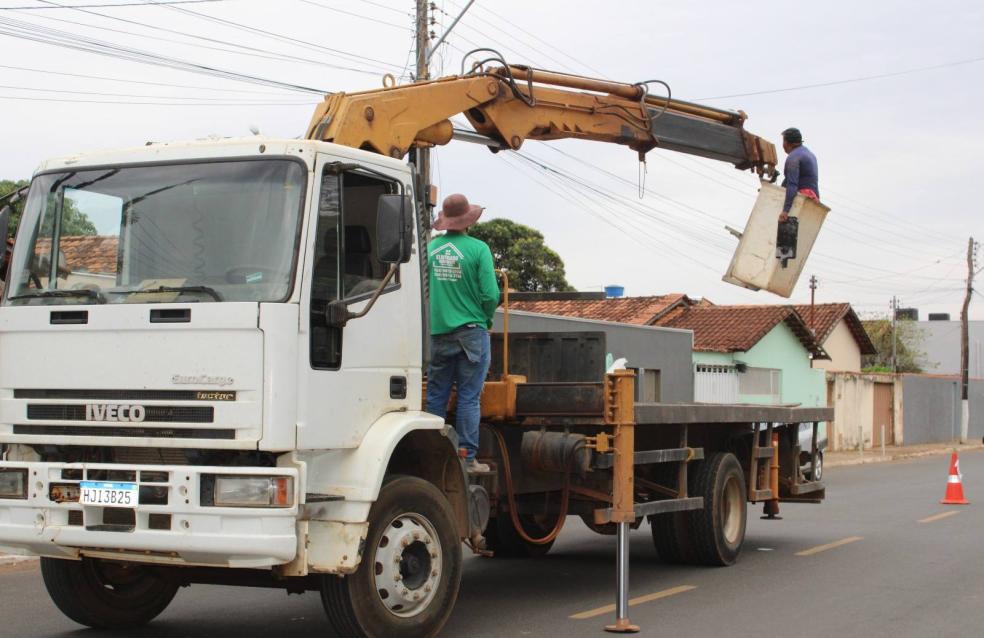 Trocas de lâmpadas queimadas.