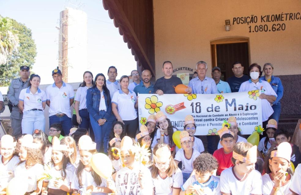 Prefeitura realiza caminhada contra o abuso e a exploração sexual infantil.