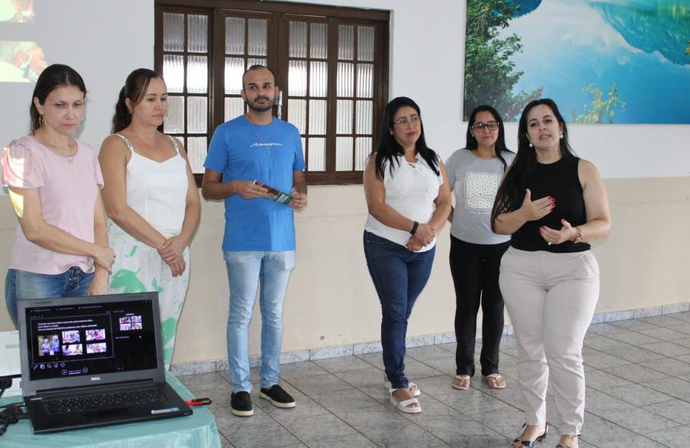 Palestra com orientações de higiene bucal para os idosos da Associação Luz e Vida.