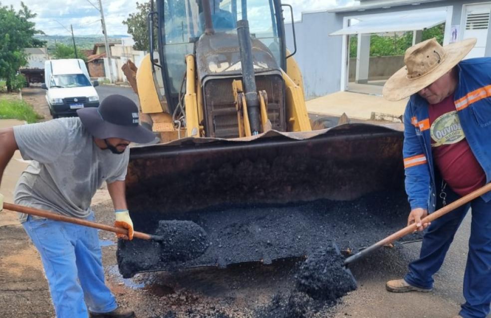 OPERAÇÃO TAPA-BURACOS EM OUVIDOR NÃO PARA!